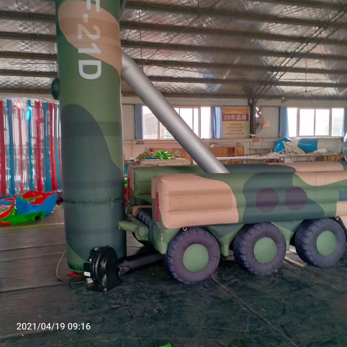 郫县军事演习中的充气目标车辆：模拟发射车雷达车坦克飞机